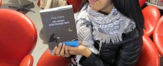 Intervista alla scrittrice parigina Faïza Guène, autrice di “Un uomo non piange mai“<span class="wtr-time-wrap after-title"><span class="wtr-time-number">4</span>′ di lettura</span>